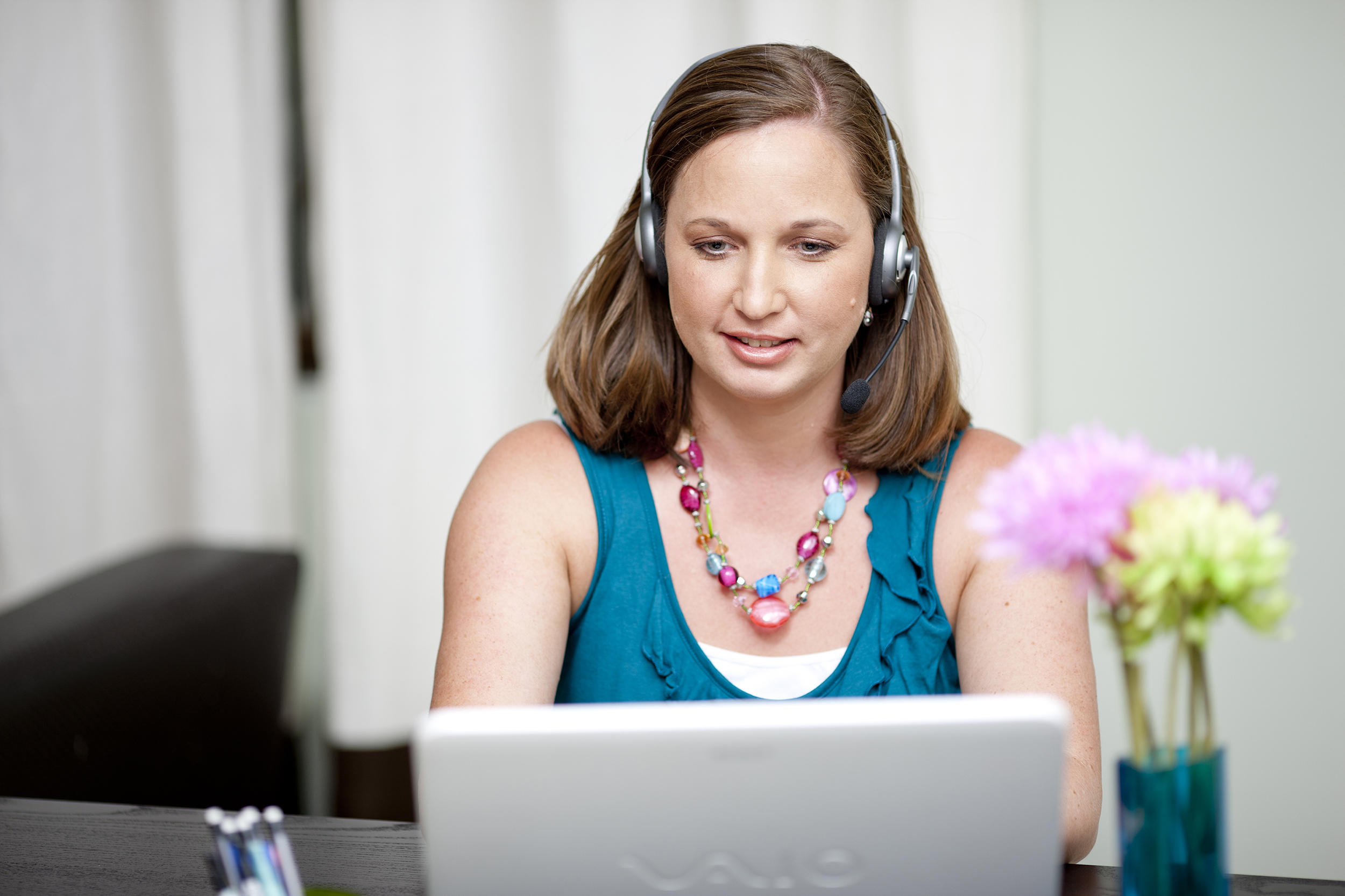 сертификат об участии в вебинаре. учитель года вебинар. учеба в интернете. курсы онлайн обучения. по скайпу с женщиной.